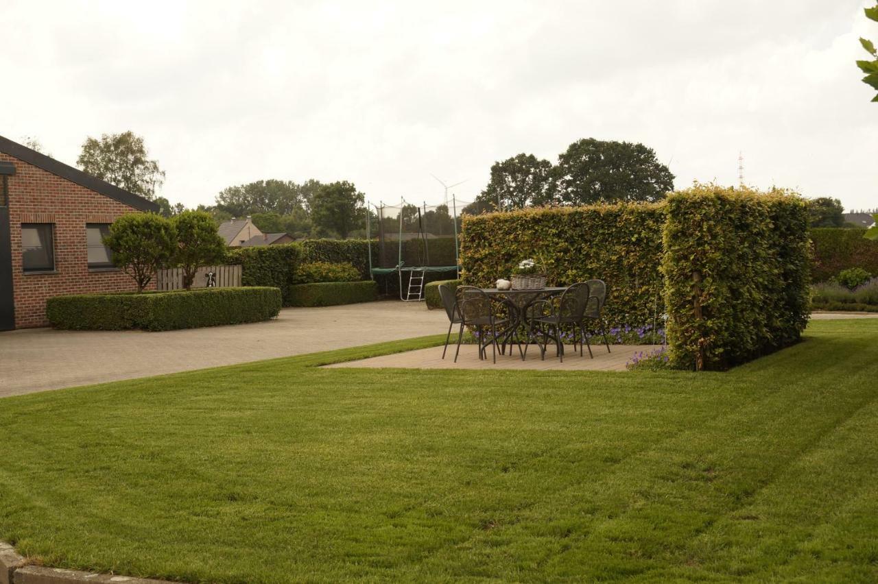 Kampenhof Villa Maaseik Exteriör bild